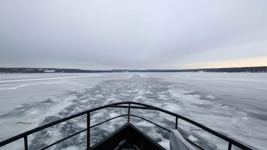 hiddensee-eisbrecher-swanti-personen