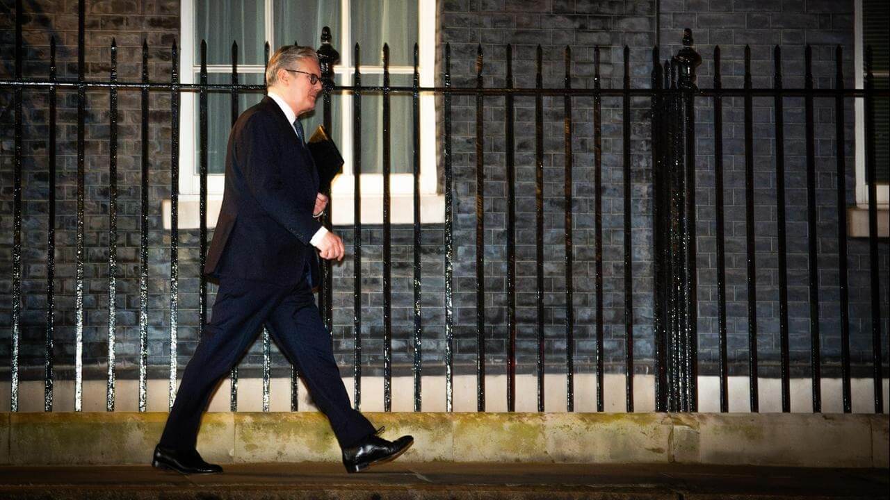 Starmer Krise Überlebt Montag