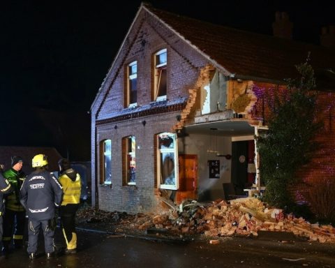 auto-reisst-hauswand-ein