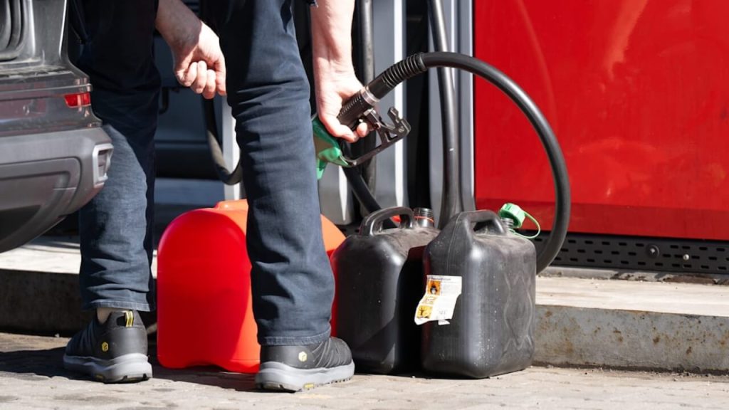 zoll-kontrolliert-tank-touristen