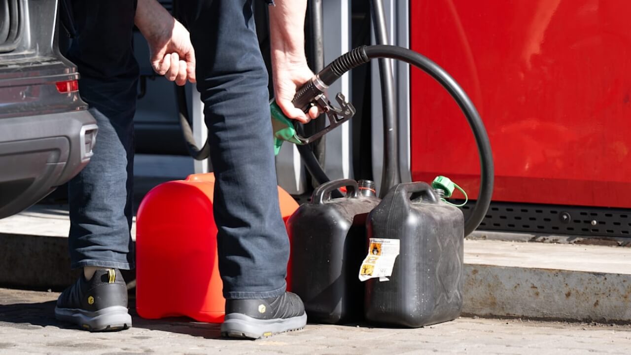 zoll-kontrolliert-tank-touristen