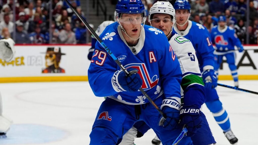 canucks-avalanche-boeser-hattrick