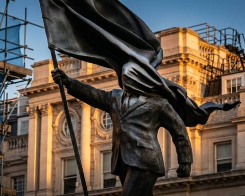 banksy-london-statue