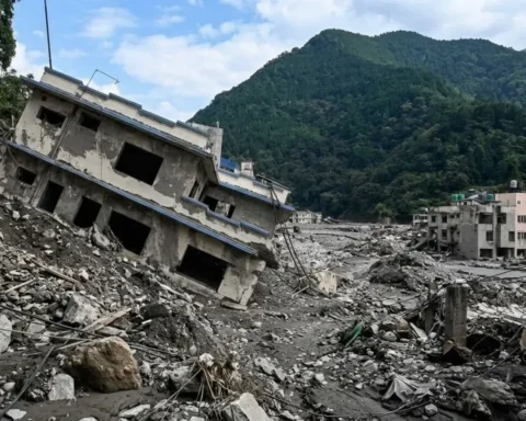 sturzflut-nepal-fuenf-vermisste-suche